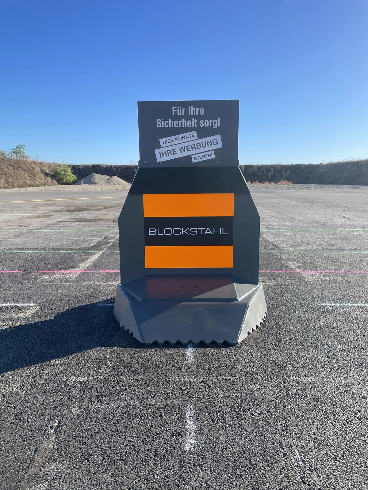 BLOCKSTAHL FSB E600 con superficie pubblicitaria bifacciale sul campo prove
