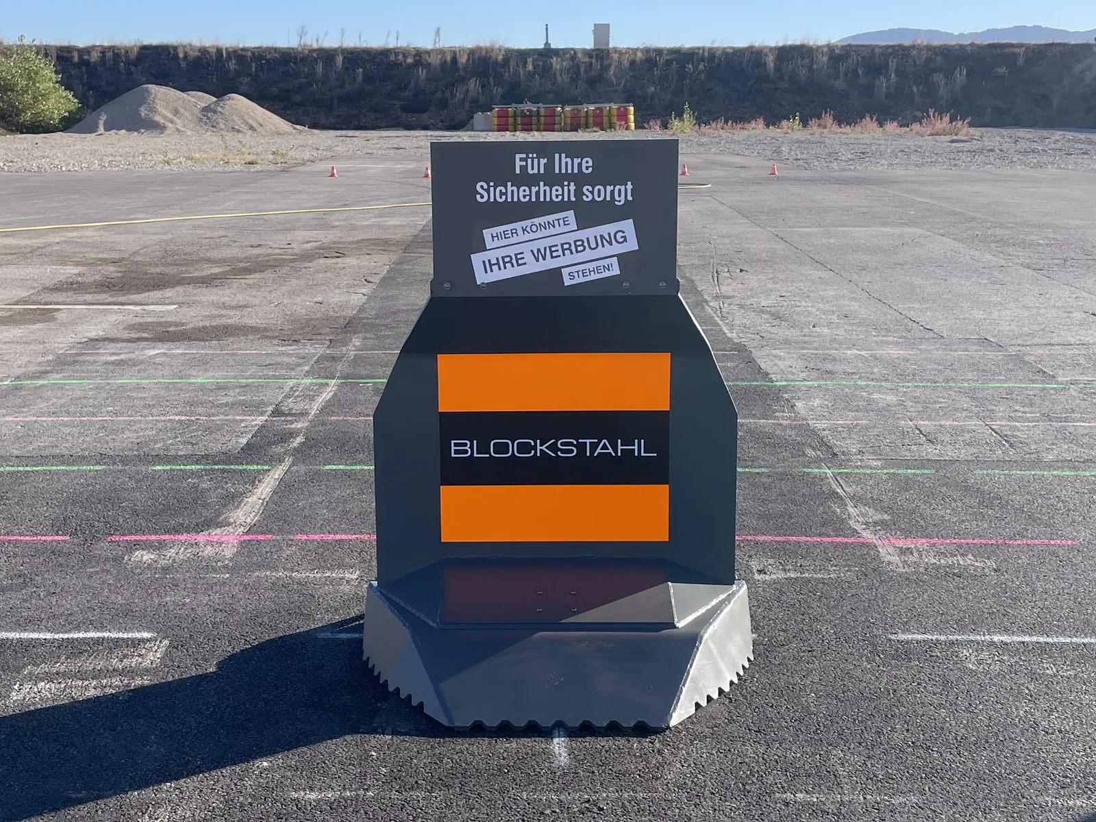 BLOCKSTAHL FSB E600 avec surface publicitaire double face sur le site d'essai